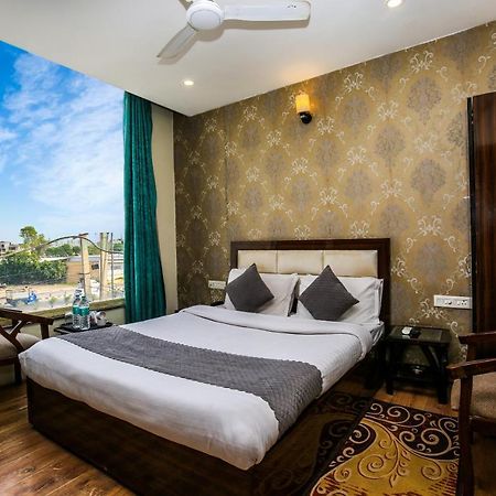 Hotel Wisteria -Main Highway Hotel Zirakpur 외부 사진