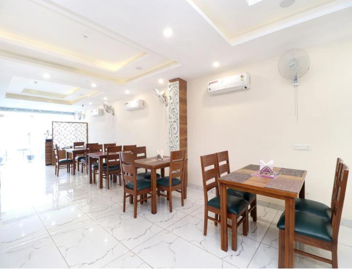 Hotel Wisteria -Main Highway Hotel Zirakpur 외부 사진