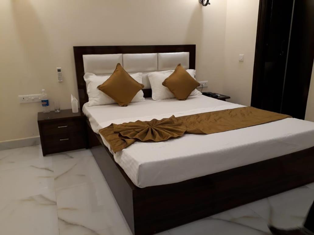 Hotel Wisteria -Main Highway Hotel Zirakpur 외부 사진