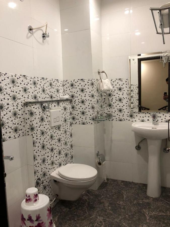 Hotel Wisteria -Main Highway Hotel Zirakpur 외부 사진