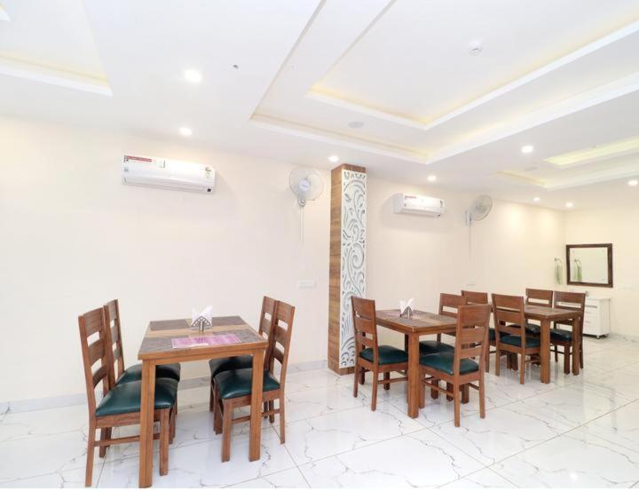 Hotel Wisteria -Main Highway Hotel Zirakpur 외부 사진