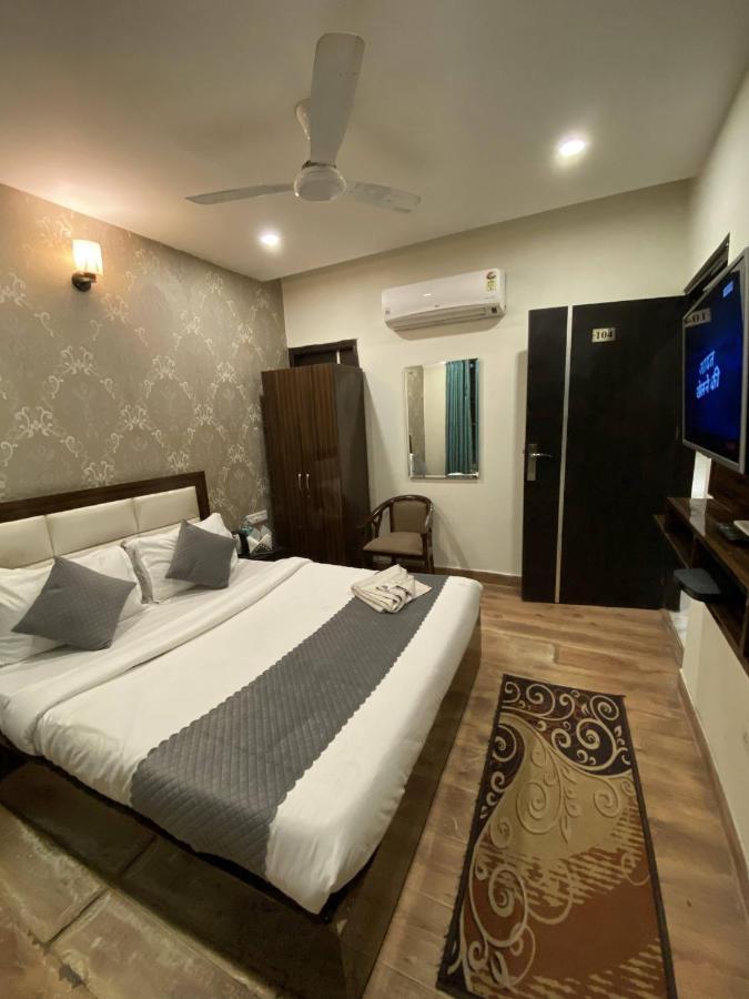 Hotel Wisteria -Main Highway Hotel Zirakpur 외부 사진
