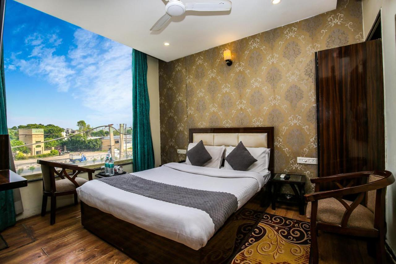 Hotel Wisteria -Main Highway Hotel Zirakpur 외부 사진