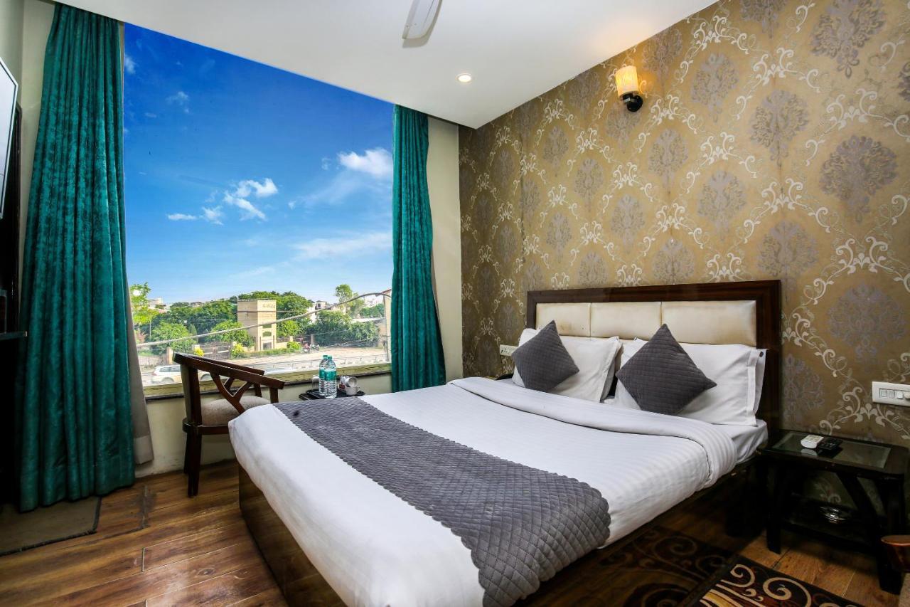 Hotel Wisteria -Main Highway Hotel Zirakpur 외부 사진